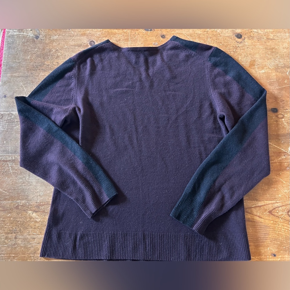 Theory men’s 100% cashmere two-tone V-neck sweater. Aubergine with black stripes - Picture 7 of 7
